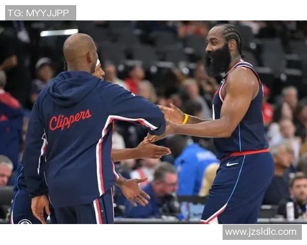 哈登与足球明星亲密合影展现跨界友谊与运动精神的完美结合